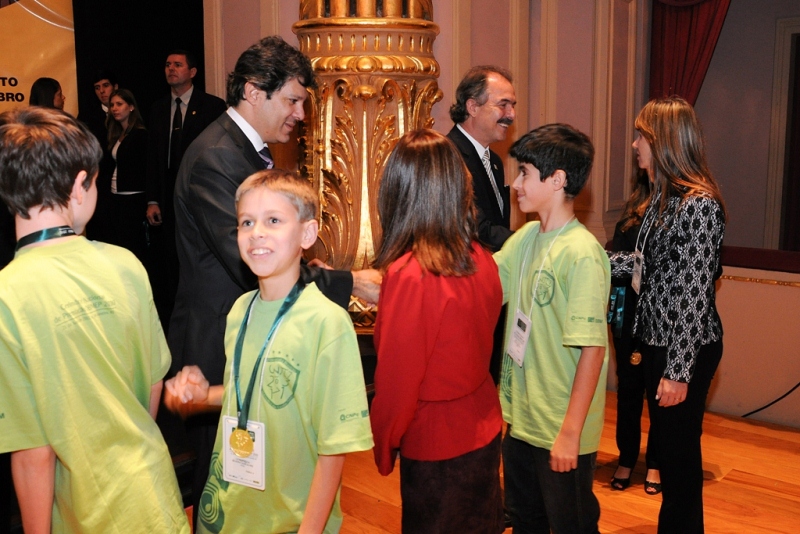 O estudante Marco Pietro recebendo a medalha do Ministro Haddad e a Profª Mauren com o Ministro Mercadante