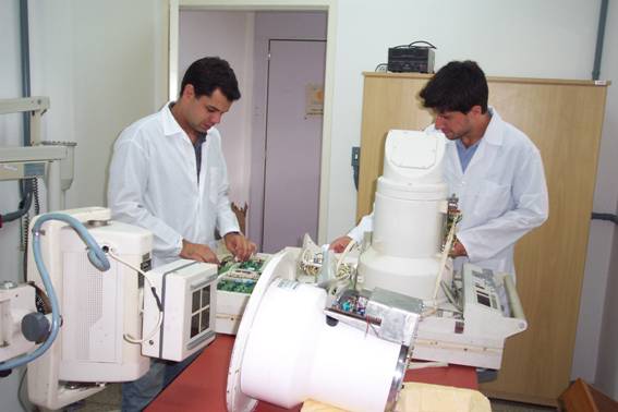 Alunos preparando experimentos no Laboratório de Física Médica do IMEF
