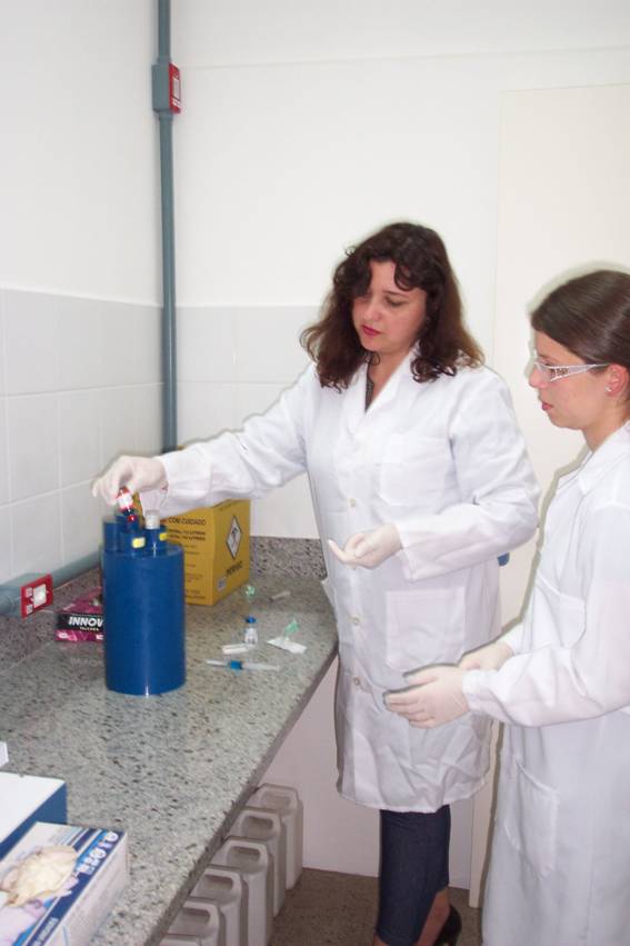 Simulação de experimentos envolvendo procedimento de eluição em medicina nuclear