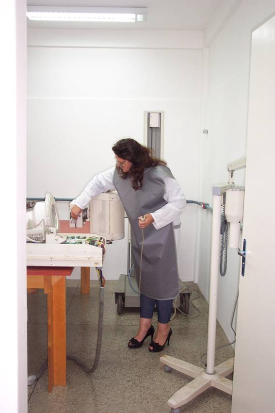 Colimação do feixe de raios X para medidas experimentais no Laboratóriode Física Médica do IMEF, que envolve o uso de equipamentos de proteção individual