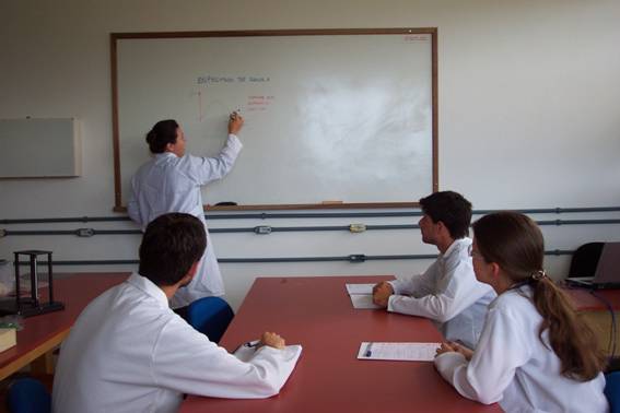Aula prática-expositiva nas dependências do Laboratório onde os acadêmicos podem esclarecer e discutir as associações teórico-práticas
